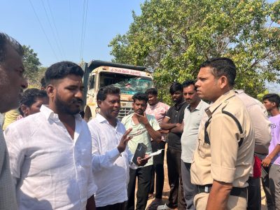 టిప్పర్ అద్దాలు ధ్వంసం చేసిన గ్రామ ప్రజలు