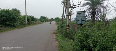 రహదారి పక్కనే “ట్రాన్స్ఫార్మర్”..రక్షణ కంచేది…?