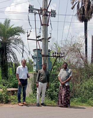 అగ్నిధార కథనానికి స్పందన – క్షేత్రస్థాయిలో విద్యుత్ అధికారుల పరిశీలన